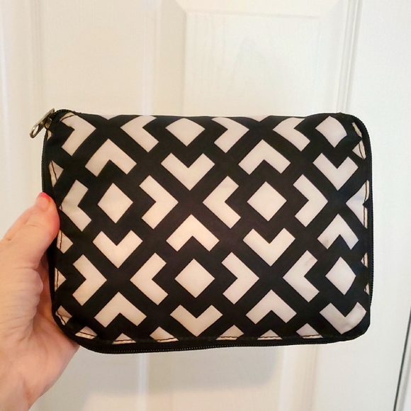 🌻 Black and White Geometric Travel Tote Bag - Picture 2 of 6